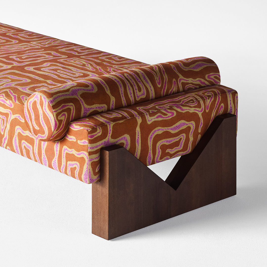 V Daybed Beaten Track Peach